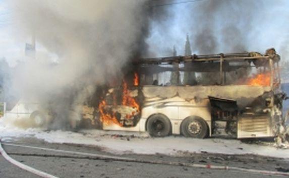 Рейсовый автобус с детьми загорелся на крымской трассе